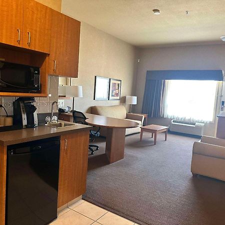 Clarion Pointe Hotel Rimbey Bagian luar foto