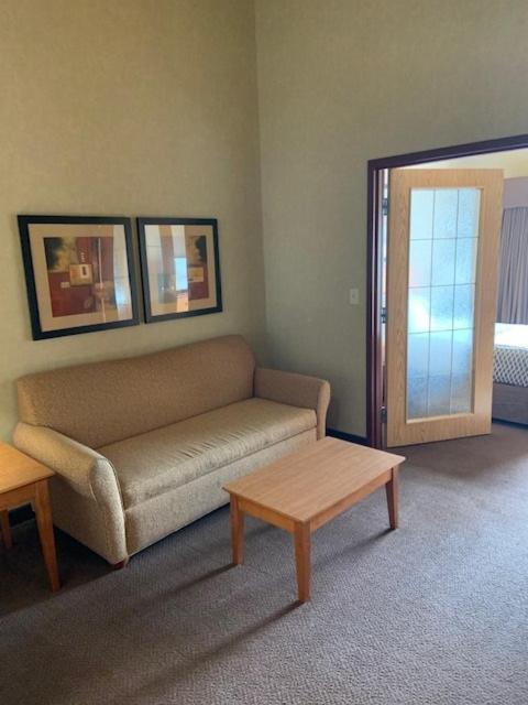 Clarion Pointe Hotel Rimbey Bagian luar foto