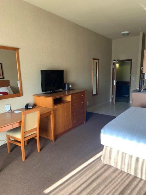 Clarion Pointe Hotel Rimbey Bagian luar foto
