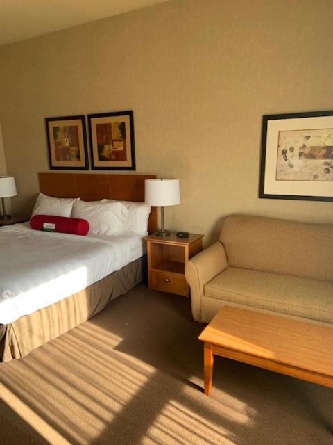 Clarion Pointe Hotel Rimbey Bagian luar foto