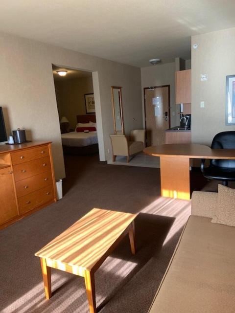 Clarion Pointe Hotel Rimbey Bagian luar foto