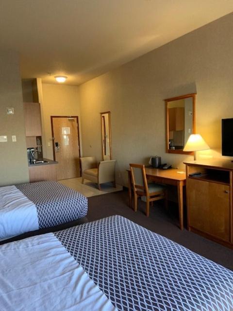 Clarion Pointe Hotel Rimbey Bagian luar foto