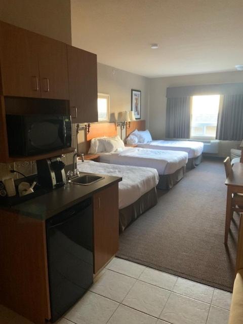 Clarion Pointe Hotel Rimbey Bagian luar foto