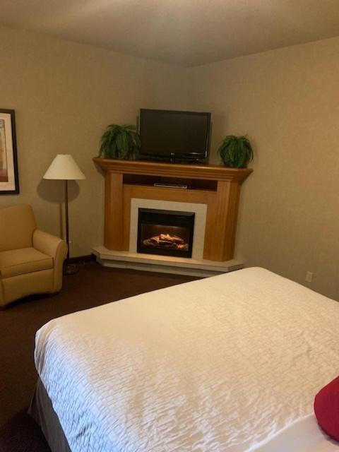 Clarion Pointe Hotel Rimbey Bagian luar foto