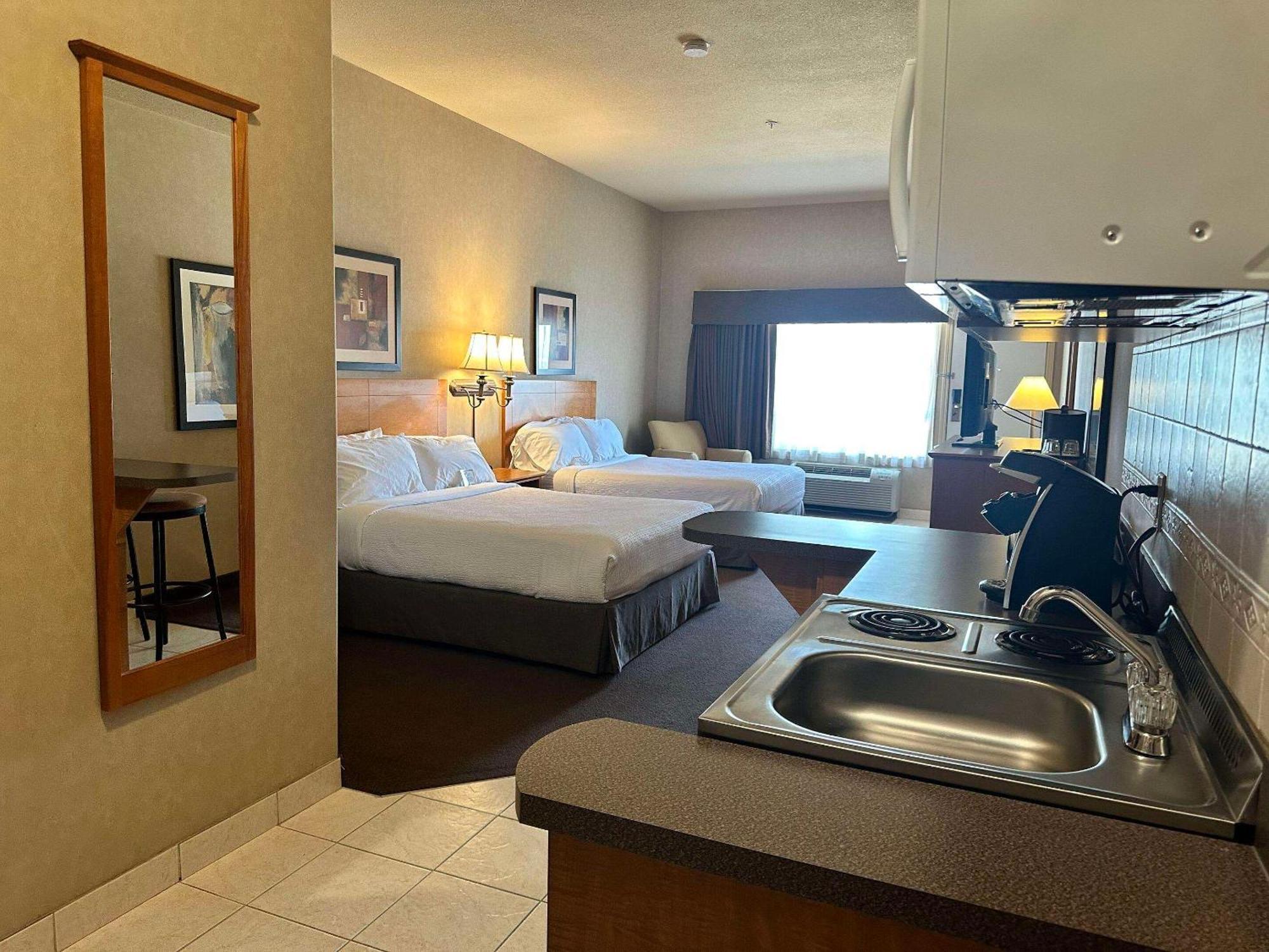 Clarion Pointe Hotel Rimbey Bagian luar foto