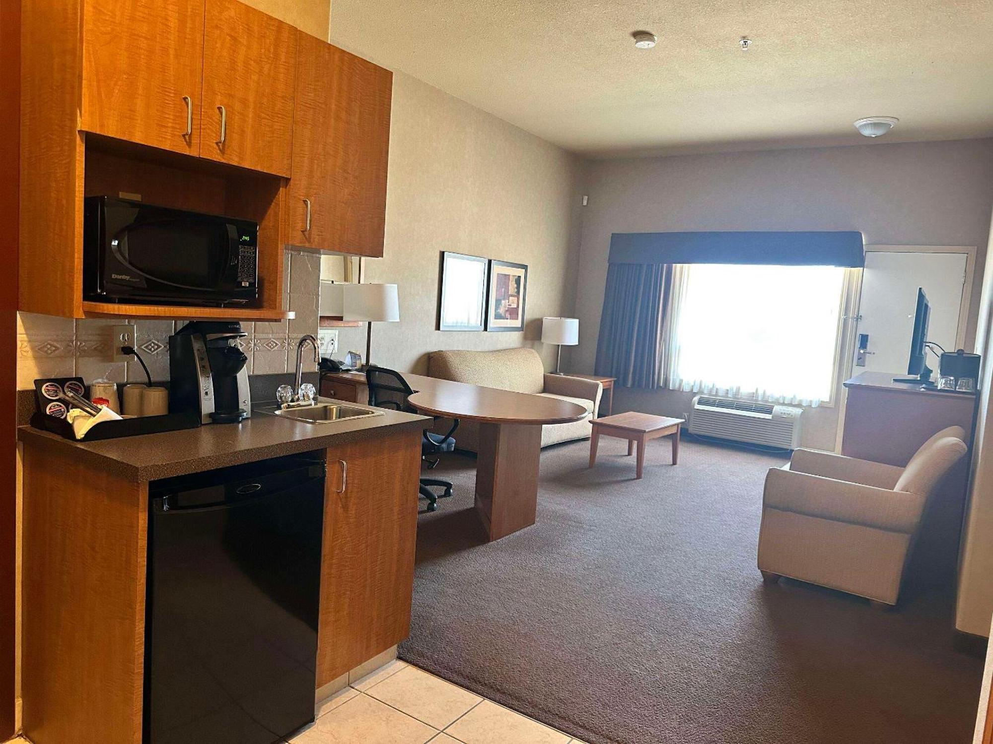 Clarion Pointe Hotel Rimbey Bagian luar foto