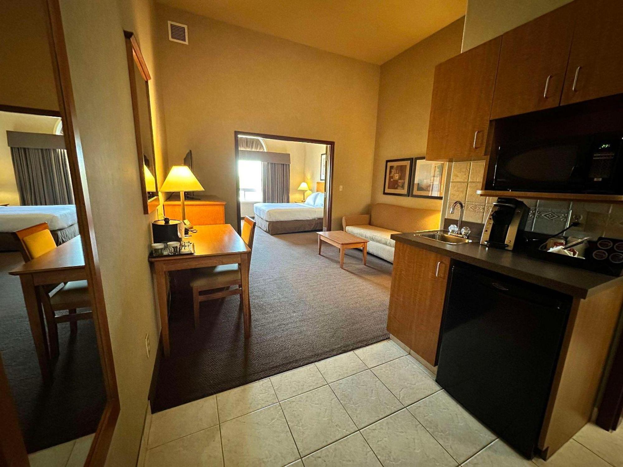 Clarion Pointe Hotel Rimbey Bagian luar foto