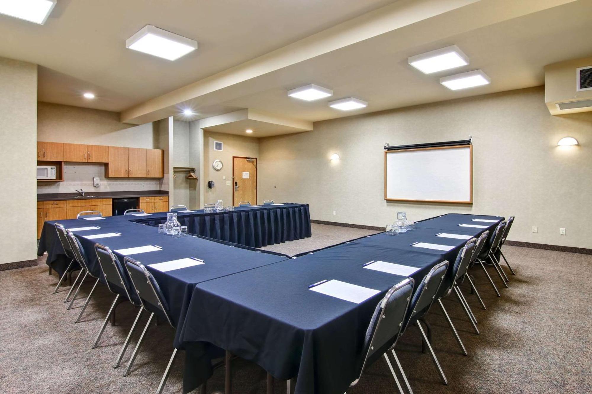 Clarion Pointe Hotel Rimbey Bagian luar foto
