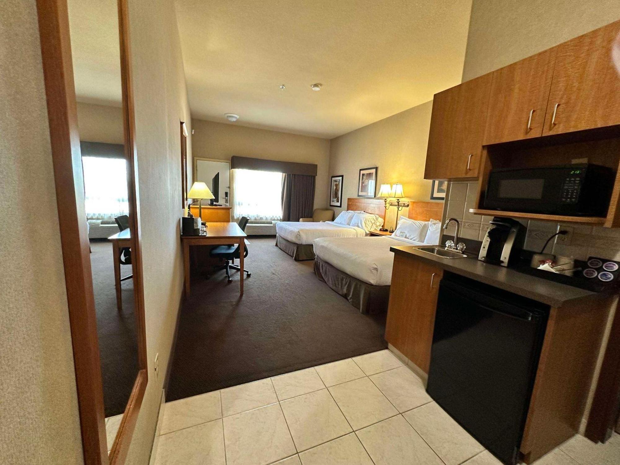 Clarion Pointe Hotel Rimbey Bagian luar foto