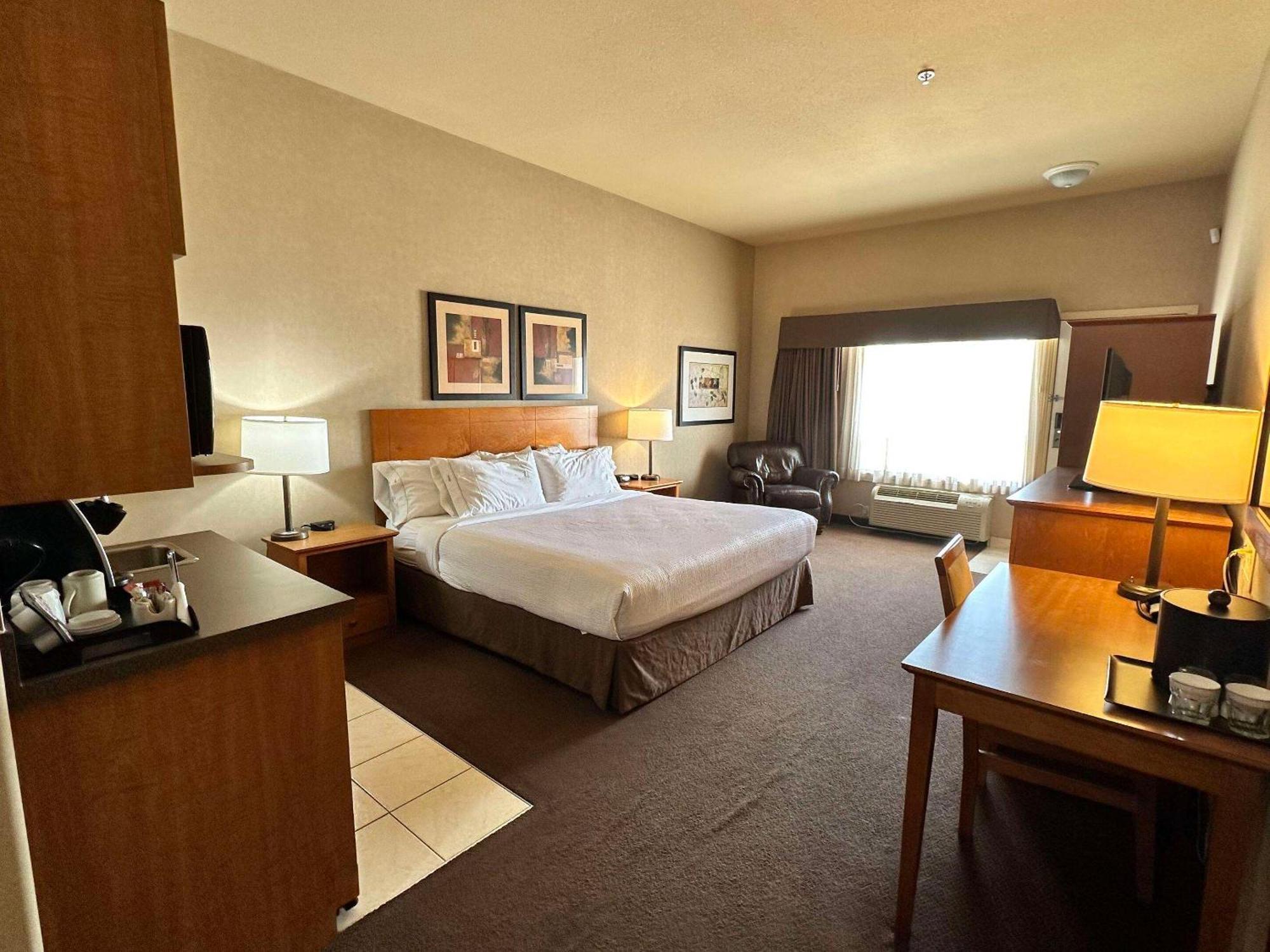 Clarion Pointe Hotel Rimbey Bagian luar foto