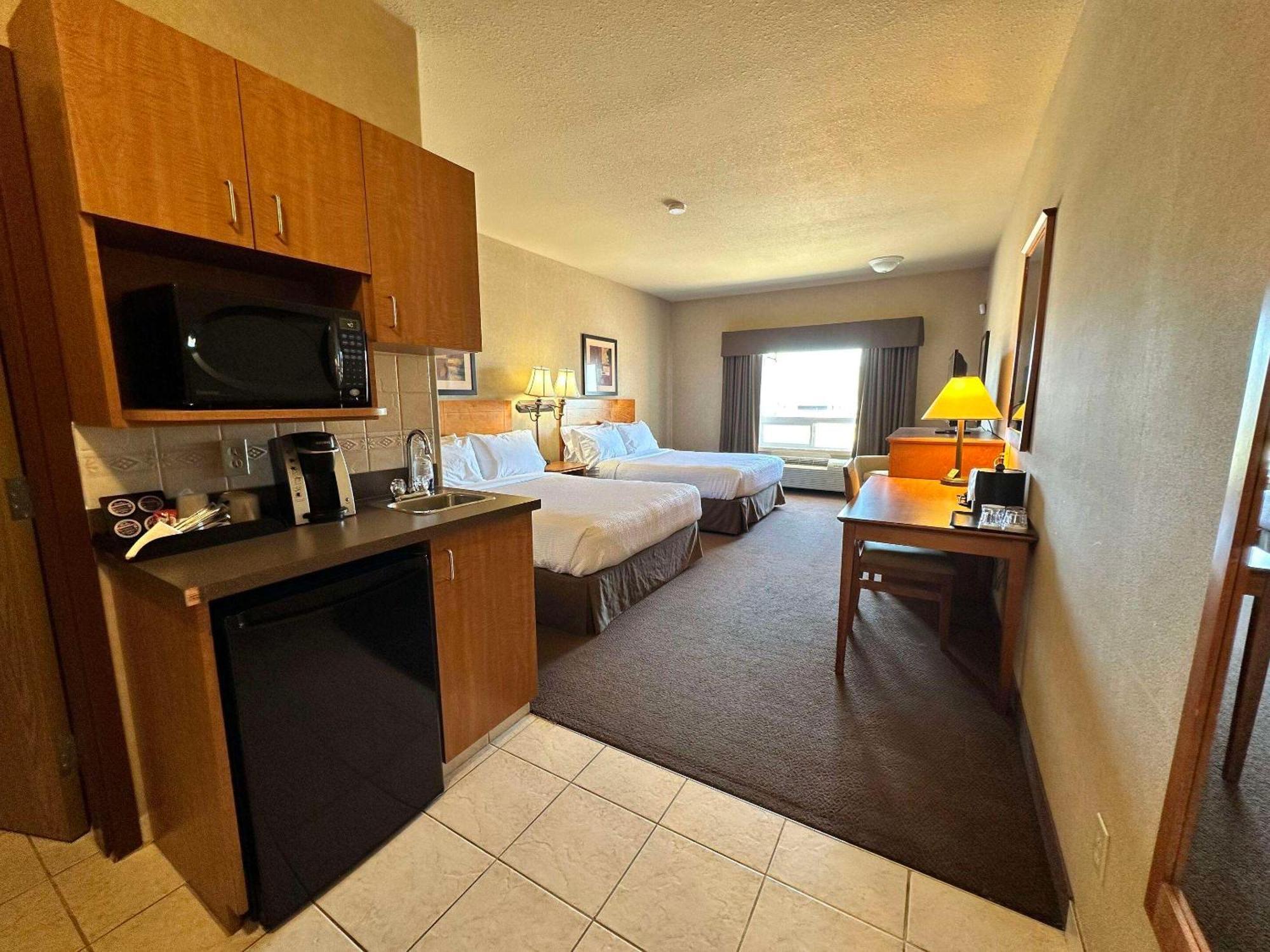 Clarion Pointe Hotel Rimbey Bagian luar foto