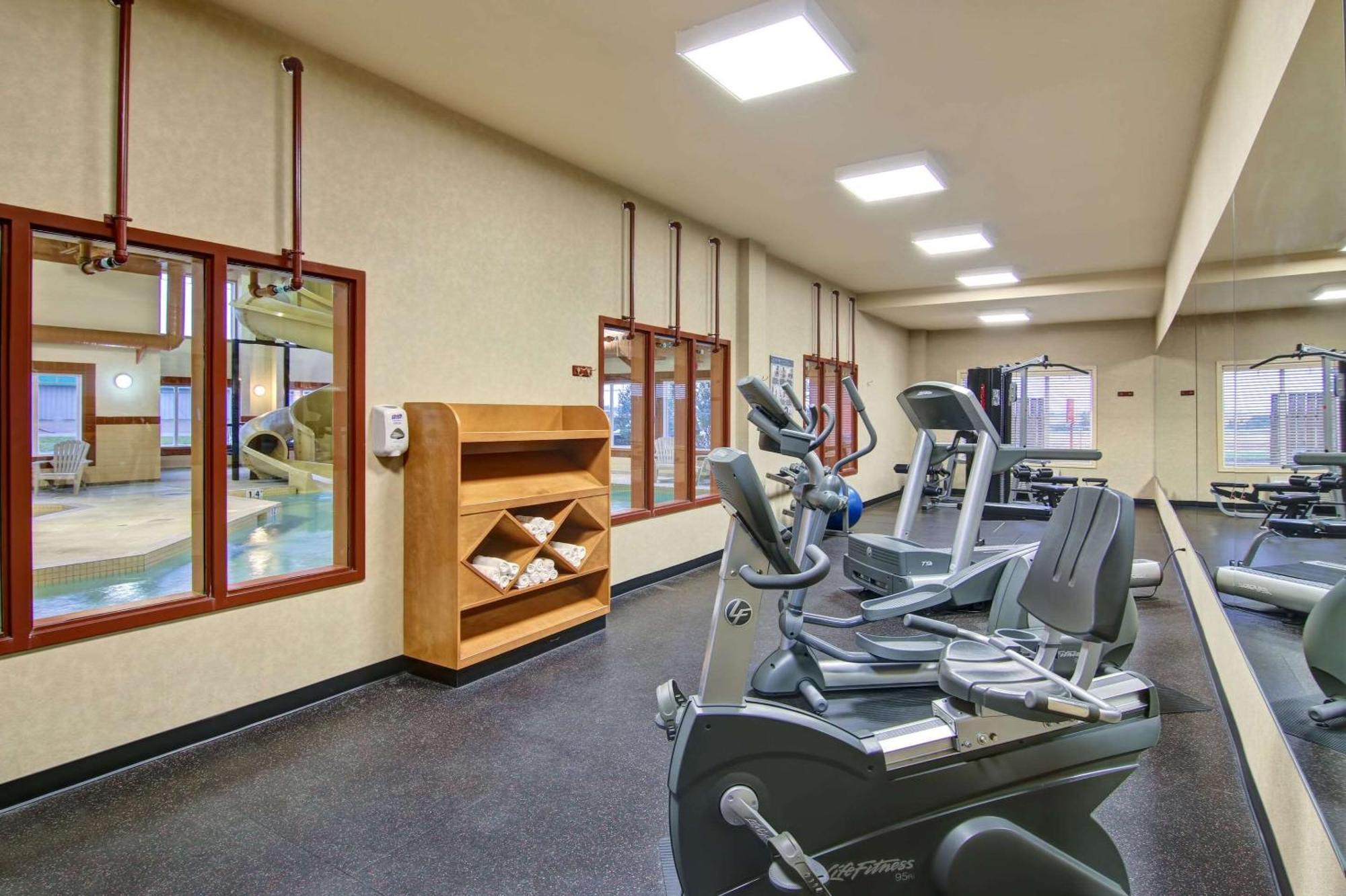 Clarion Pointe Hotel Rimbey Bagian luar foto