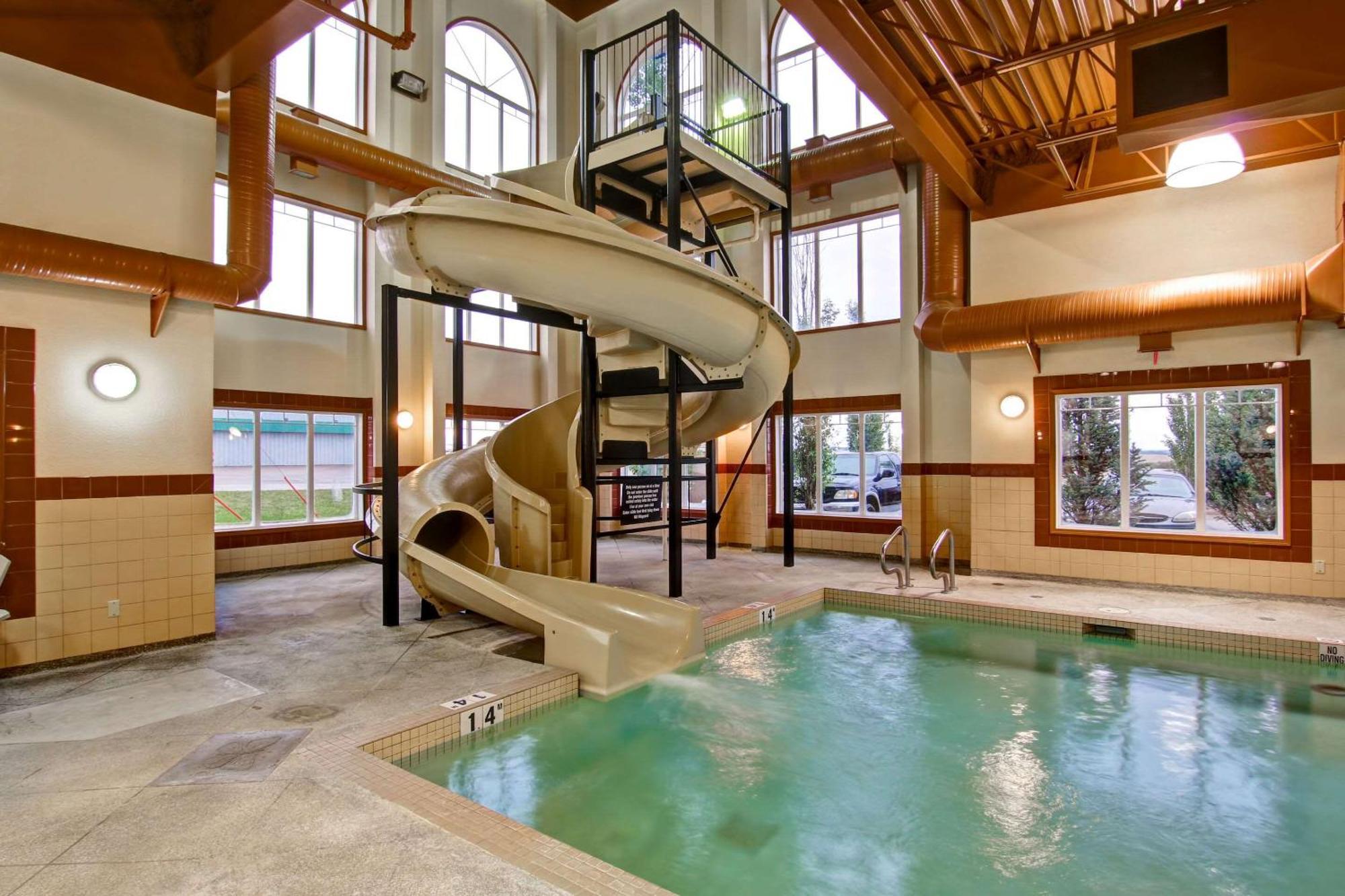 Clarion Pointe Hotel Rimbey Bagian luar foto