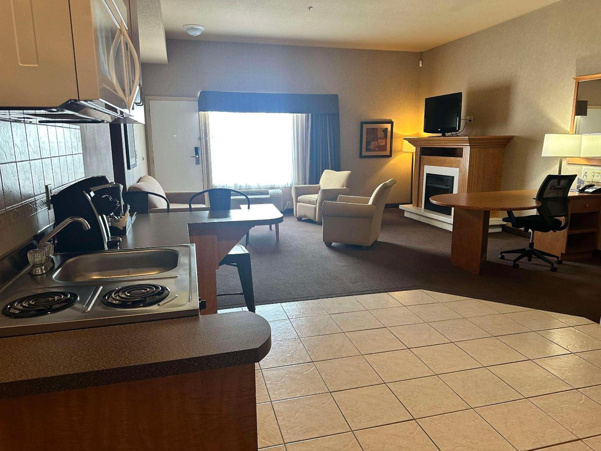 Clarion Pointe Hotel Rimbey Bagian luar foto
