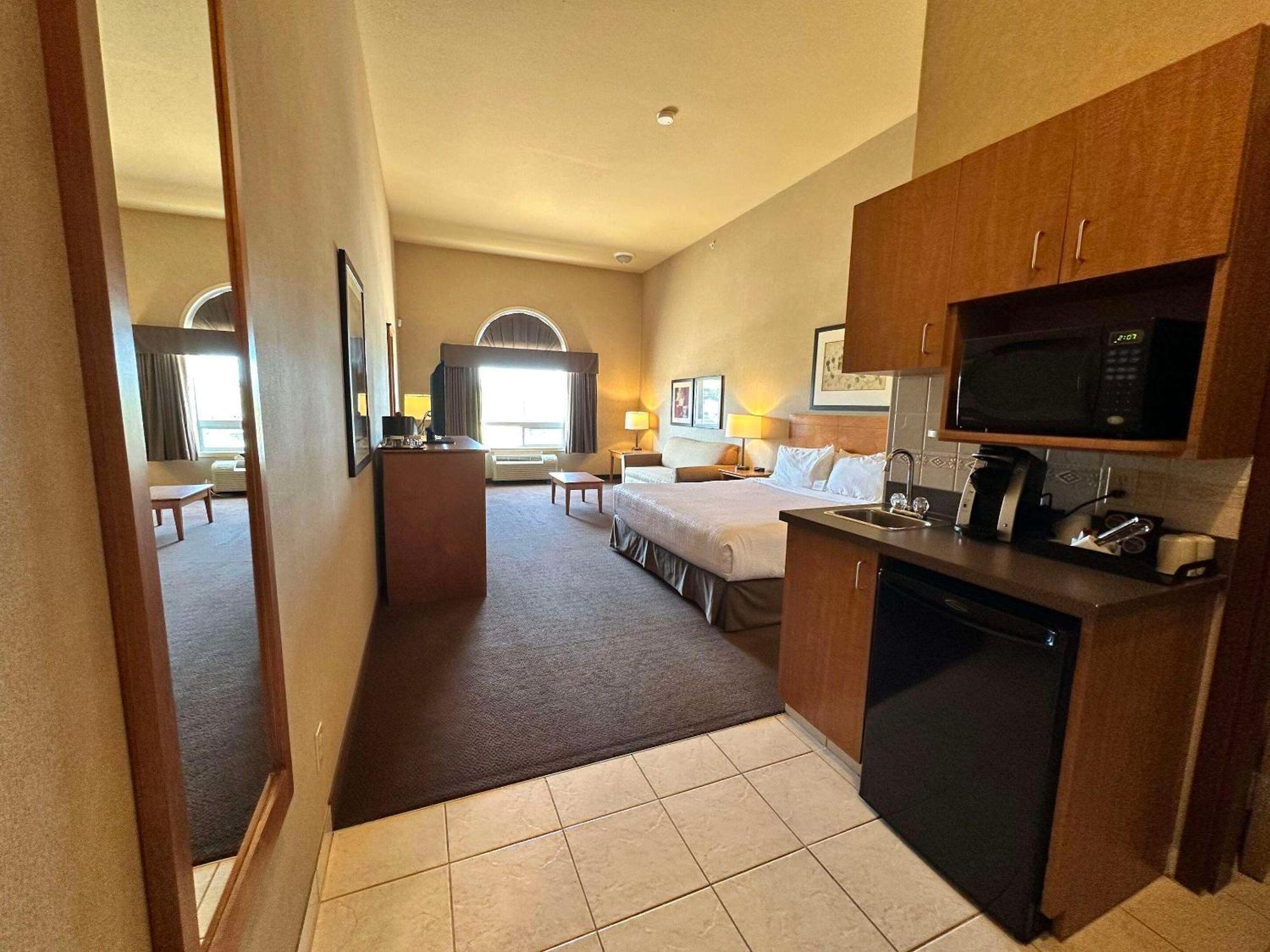 Clarion Pointe Hotel Rimbey Bagian luar foto