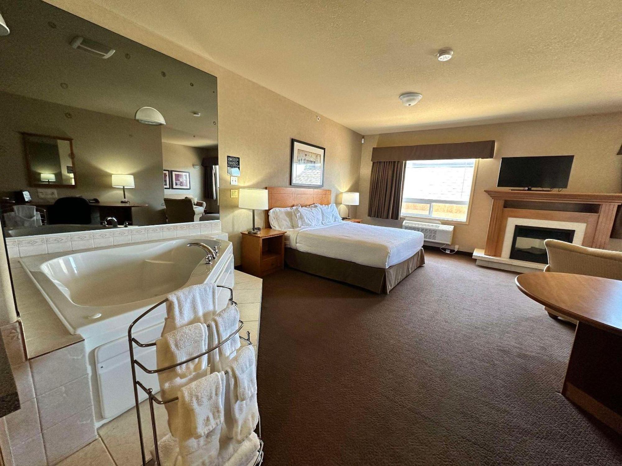 Clarion Pointe Hotel Rimbey Bagian luar foto