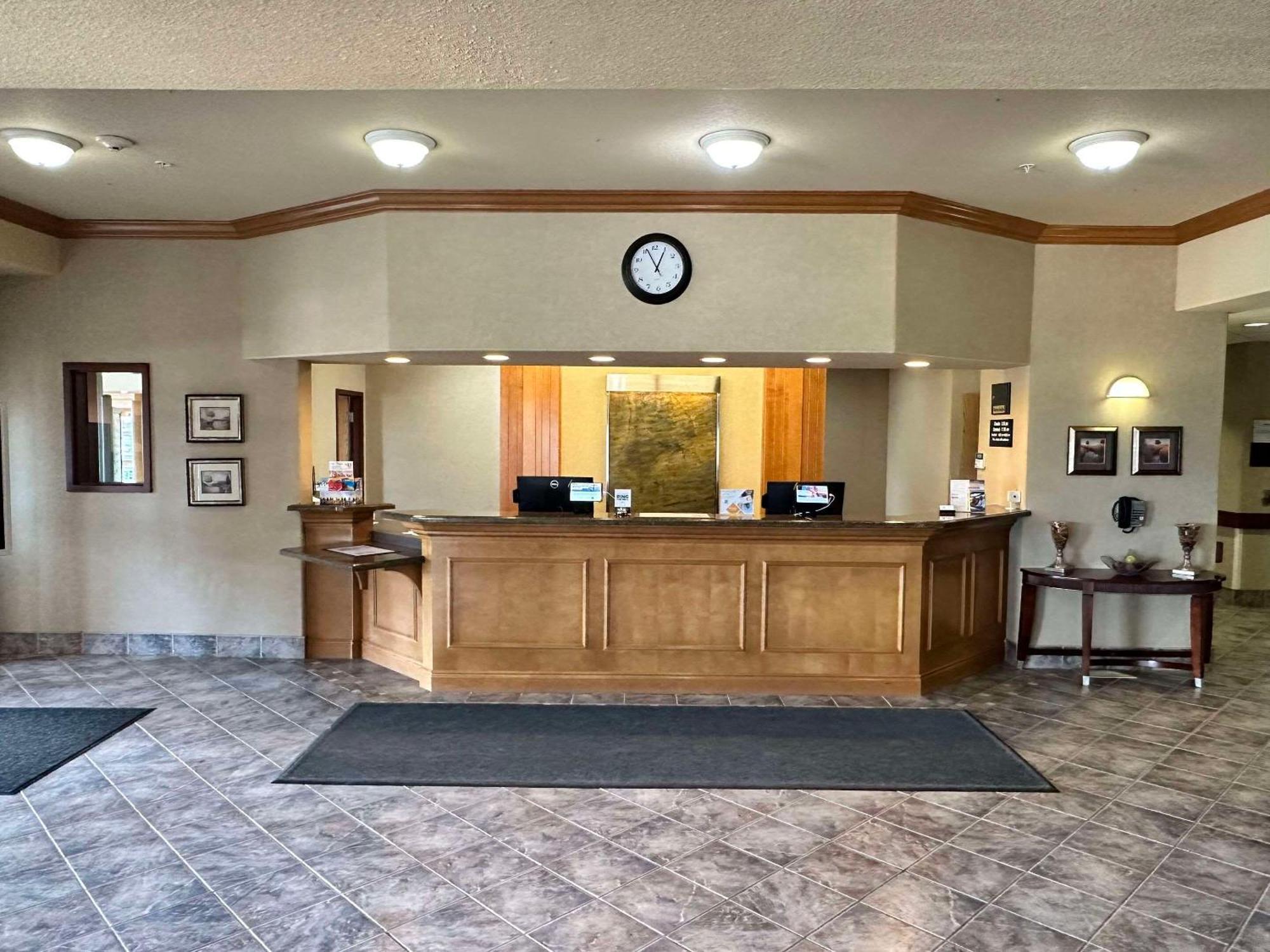 Clarion Pointe Hotel Rimbey Bagian luar foto