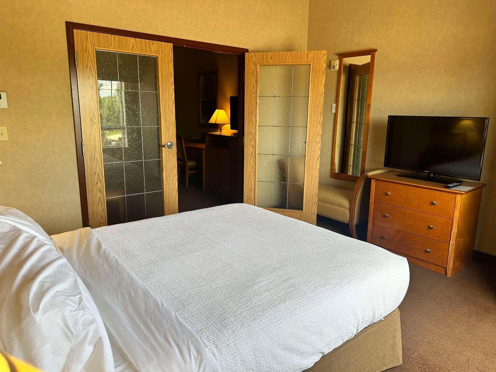 Clarion Pointe Hotel Rimbey Bagian luar foto