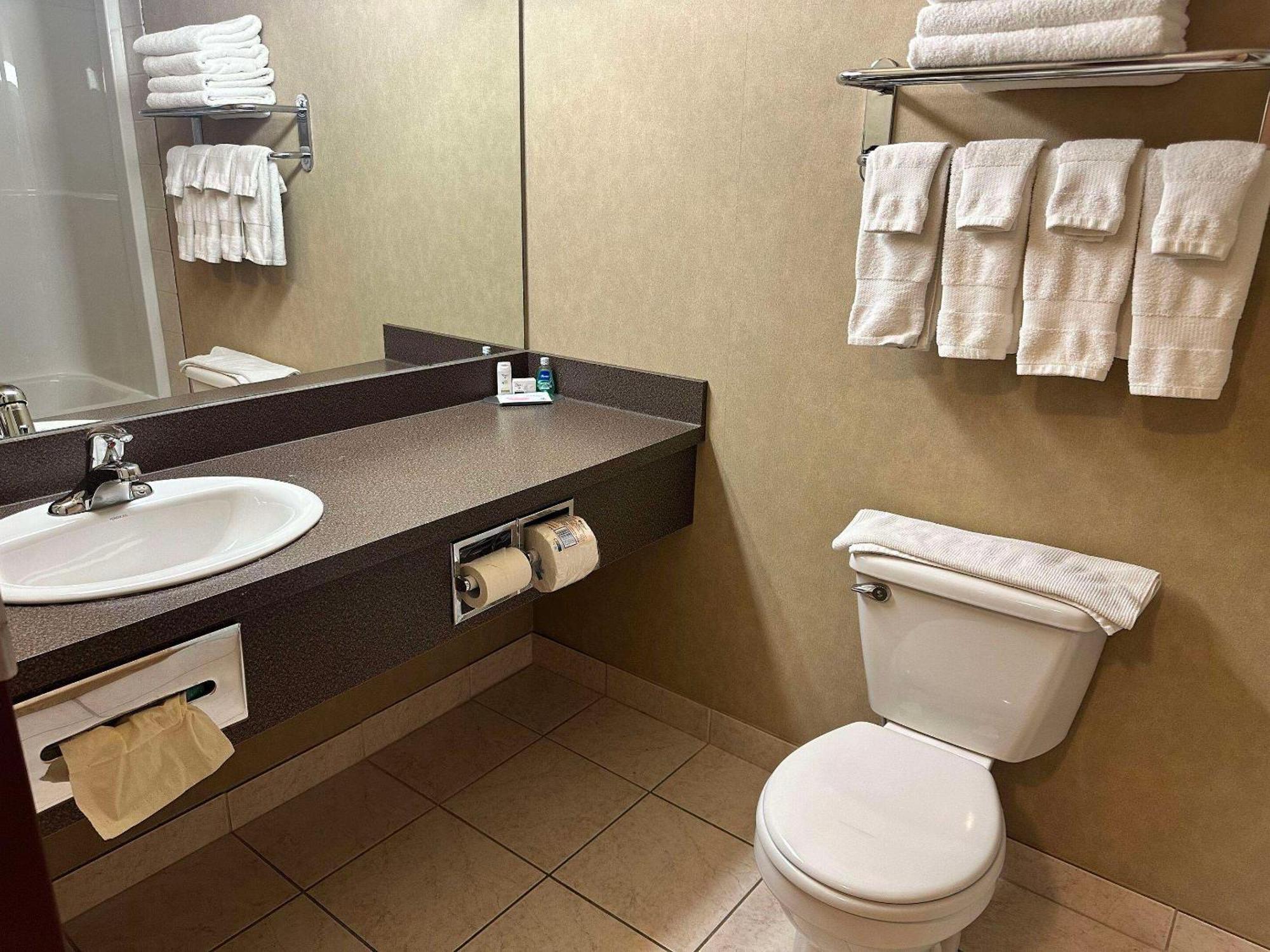 Clarion Pointe Hotel Rimbey Bagian luar foto