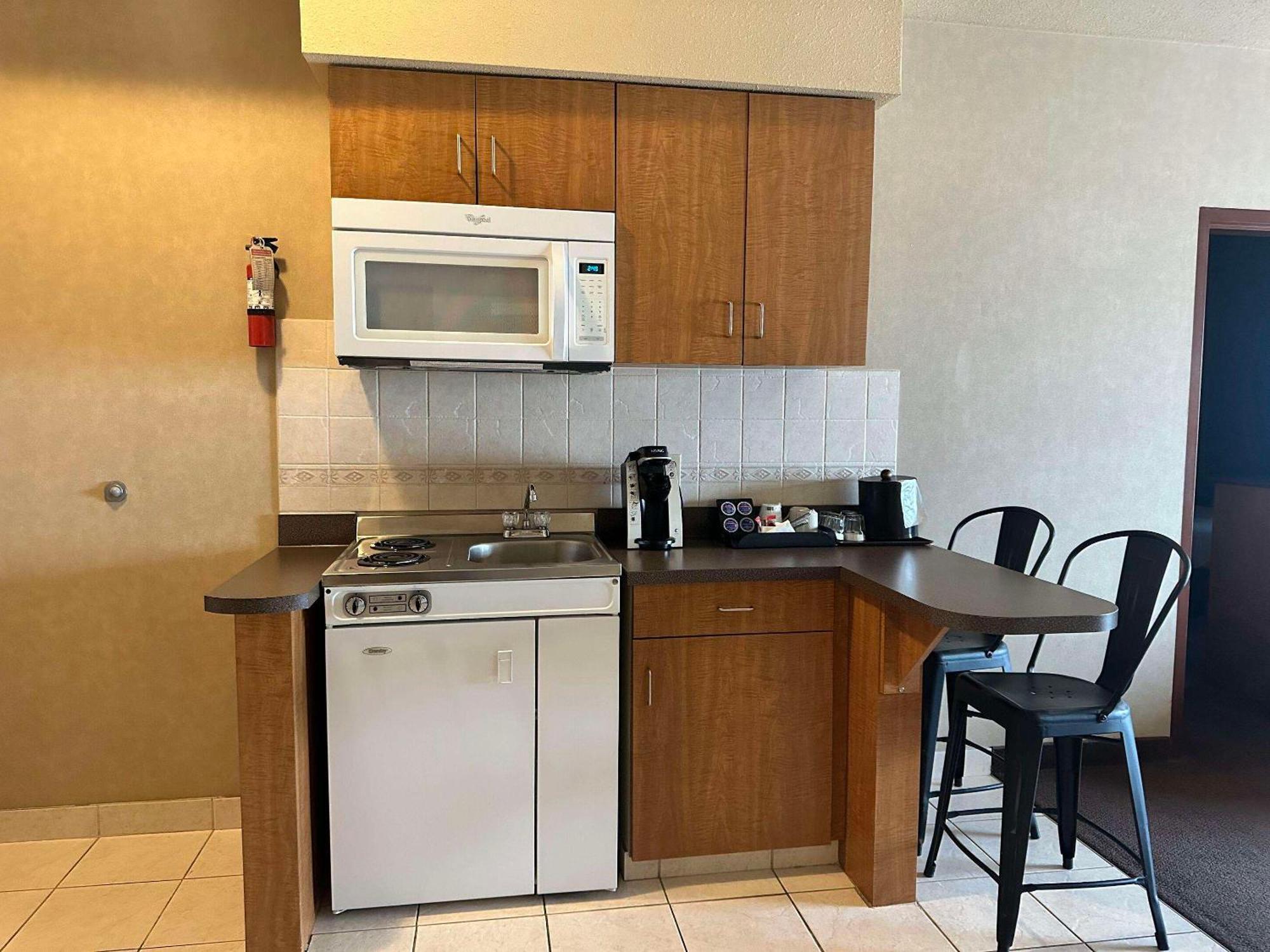Clarion Pointe Hotel Rimbey Bagian luar foto