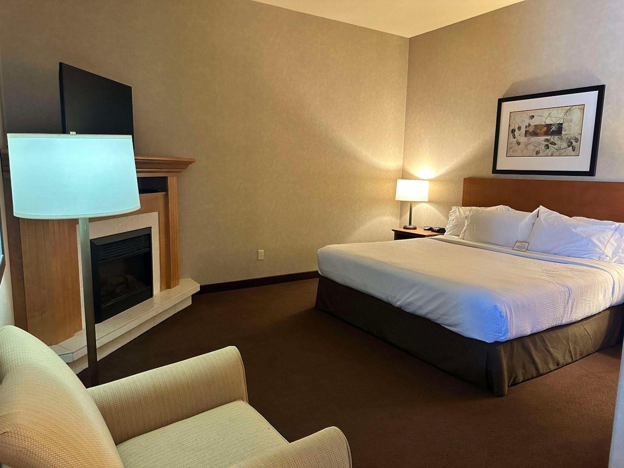 Clarion Pointe Hotel Rimbey Bagian luar foto