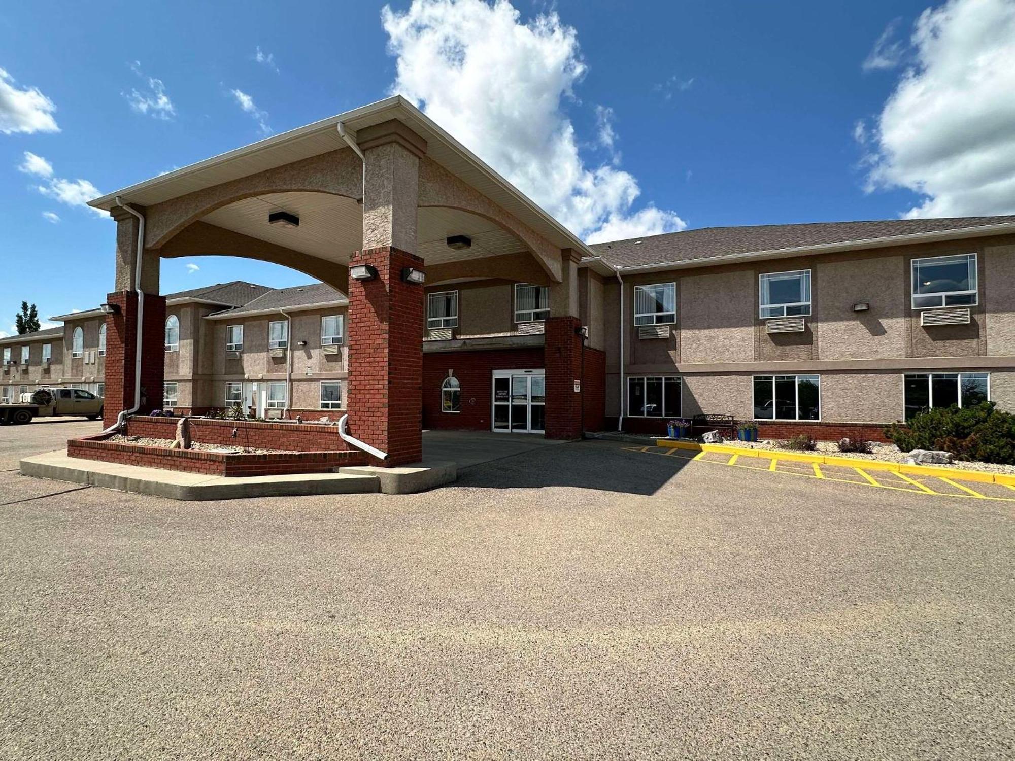 Clarion Pointe Hotel Rimbey Bagian luar foto