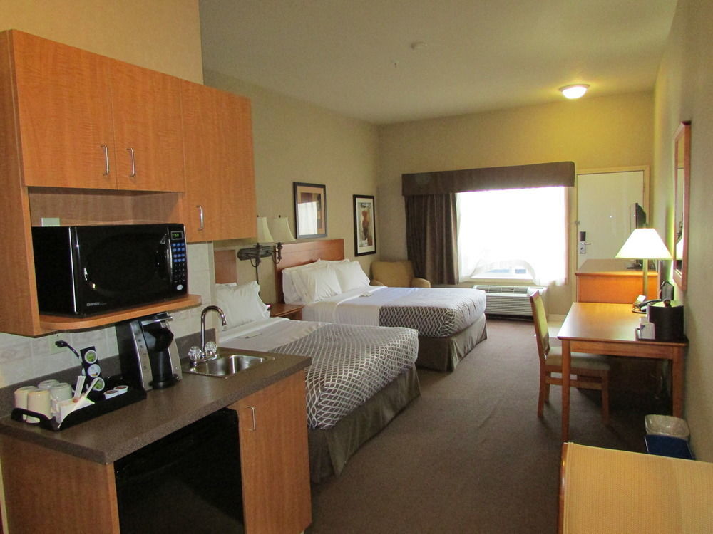 Clarion Pointe Hotel Rimbey Bagian luar foto