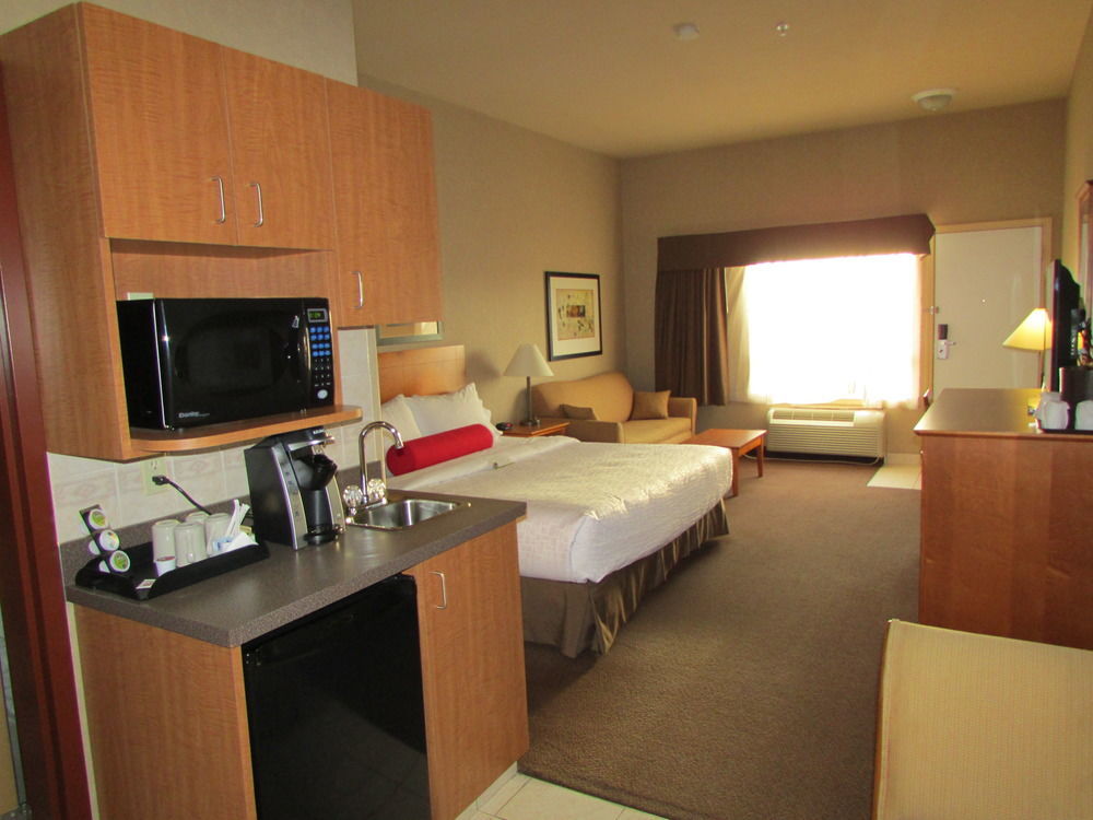 Clarion Pointe Hotel Rimbey Bagian luar foto