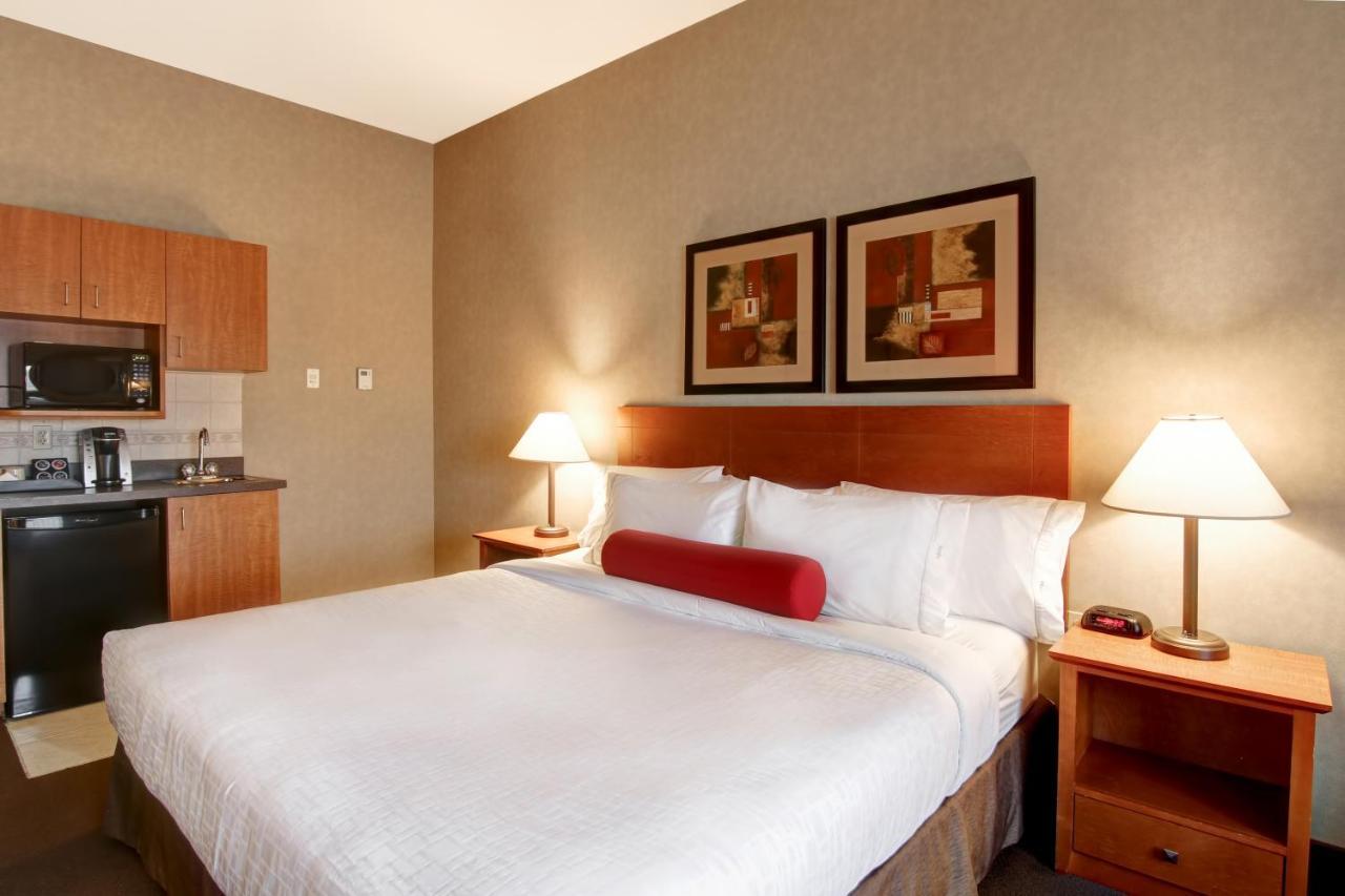 Clarion Pointe Hotel Rimbey Bagian luar foto