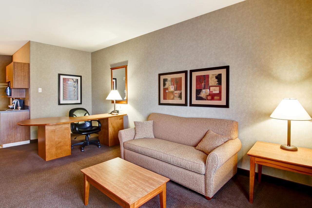 Clarion Pointe Hotel Rimbey Bagian luar foto