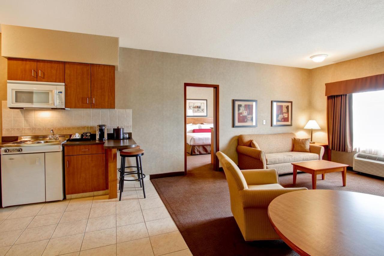 Clarion Pointe Hotel Rimbey Bagian luar foto
