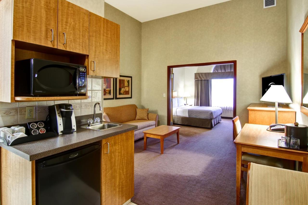 Clarion Pointe Hotel Rimbey Bagian luar foto