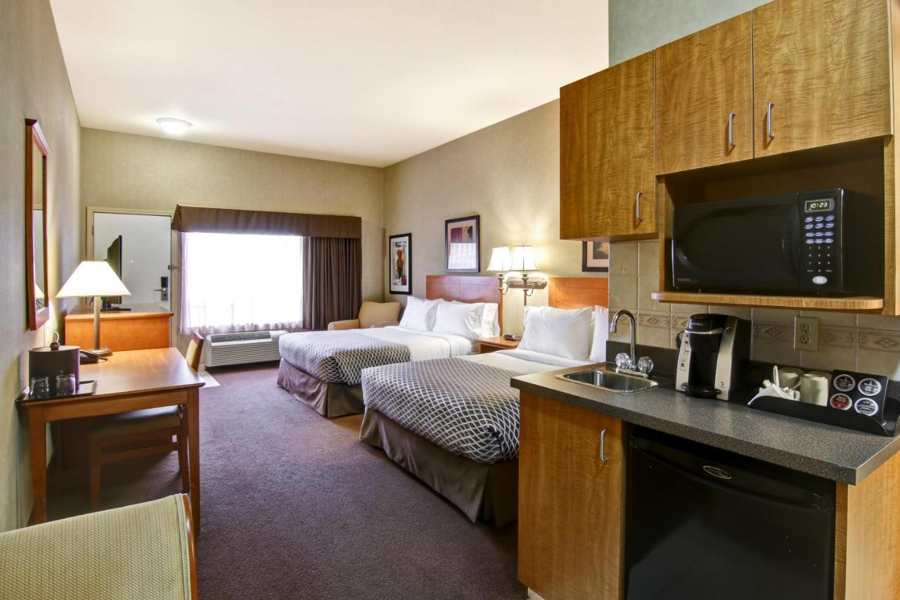 Clarion Pointe Hotel Rimbey Bagian luar foto