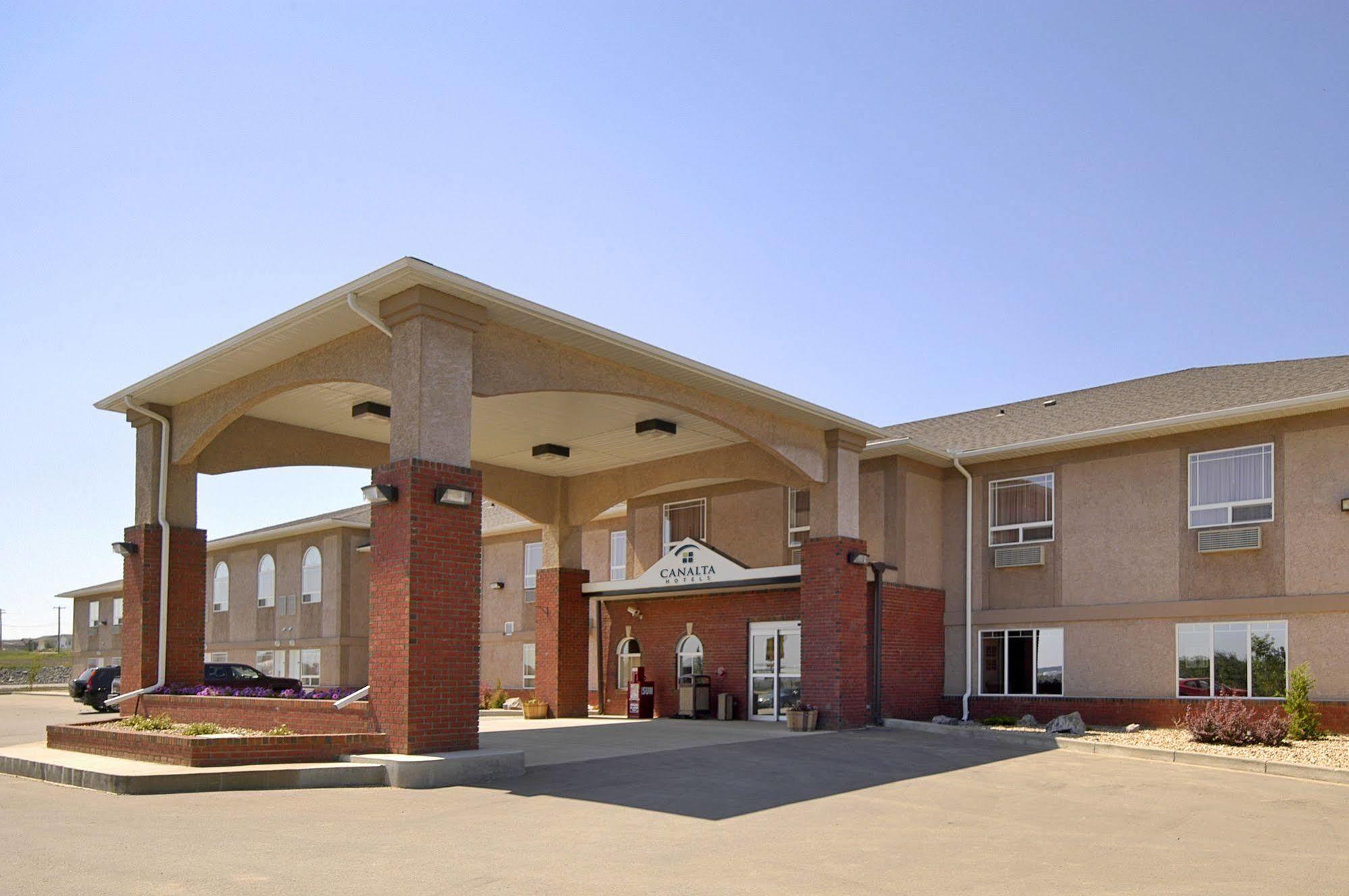 Clarion Pointe Hotel Rimbey Bagian luar foto