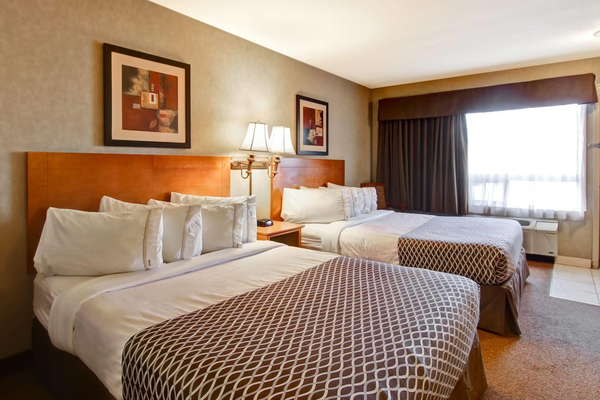 Clarion Pointe Hotel Rimbey Bagian luar foto