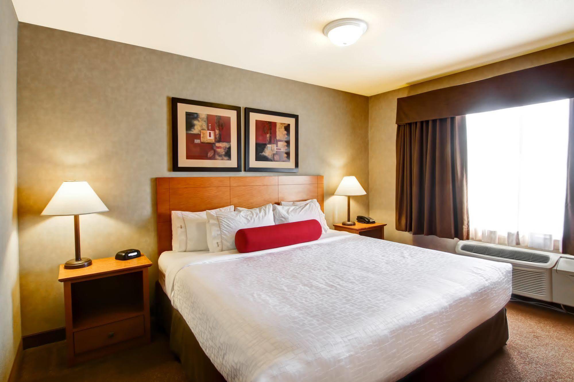 Clarion Pointe Hotel Rimbey Bagian luar foto